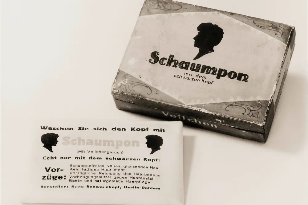 
Schaumpon was the first water-soluble shampoo developed by Hans Schwarzkopf. It was easier to use and cheaper than oils and coarse soaps that had been used up to then.