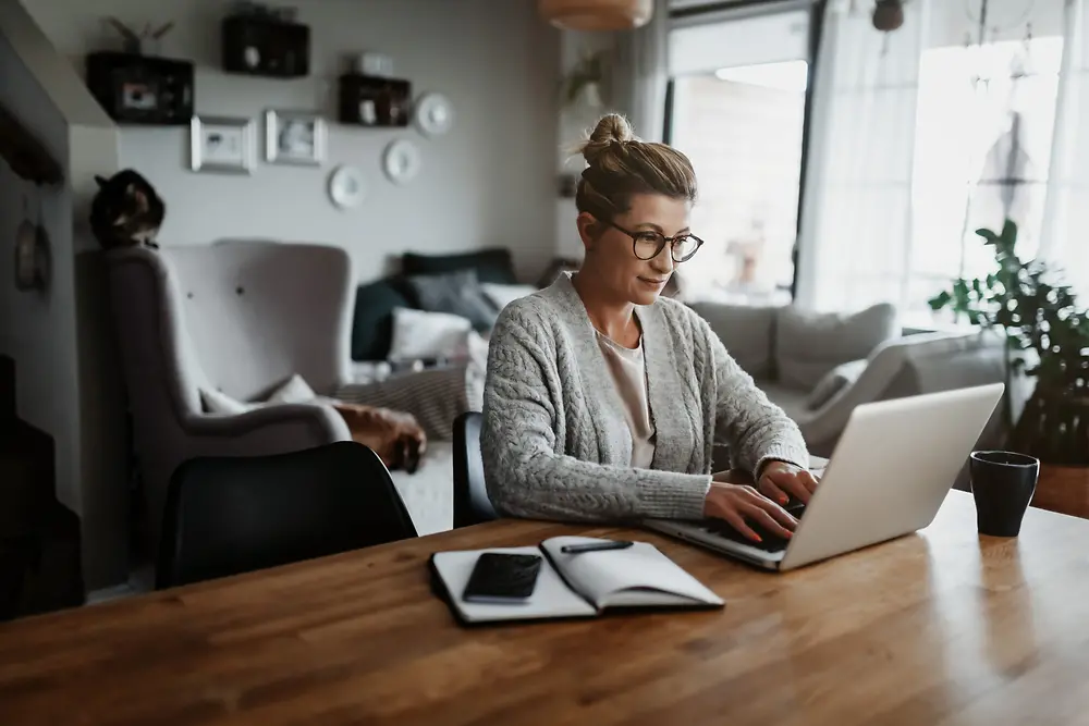 Il lavoro ibrido supera il dualismo casa-ufficio, permettendo un maggior equilibrio tra vita privata e professionale.