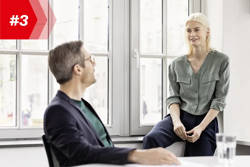 Un uomo e una donna che conversano