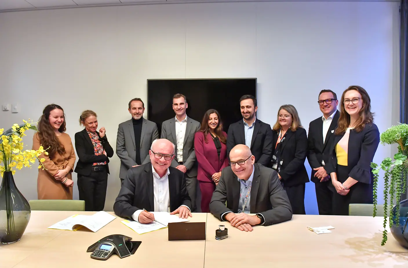 Henkel and Shell teams at signing ceremony for cooperation on renewable-based ingredients.