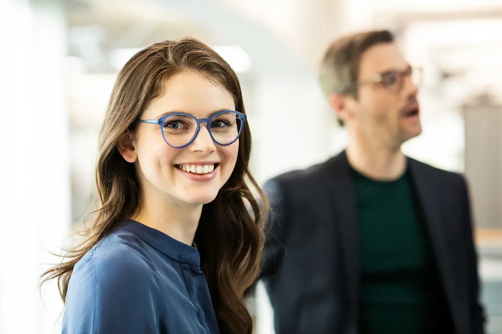 Donna sorridente in ufficio