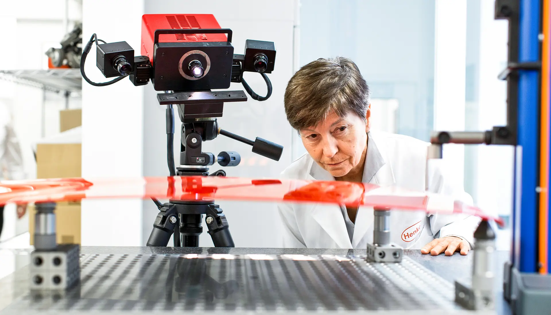 Una donna esegue dei test su un prodotto in laboratorio