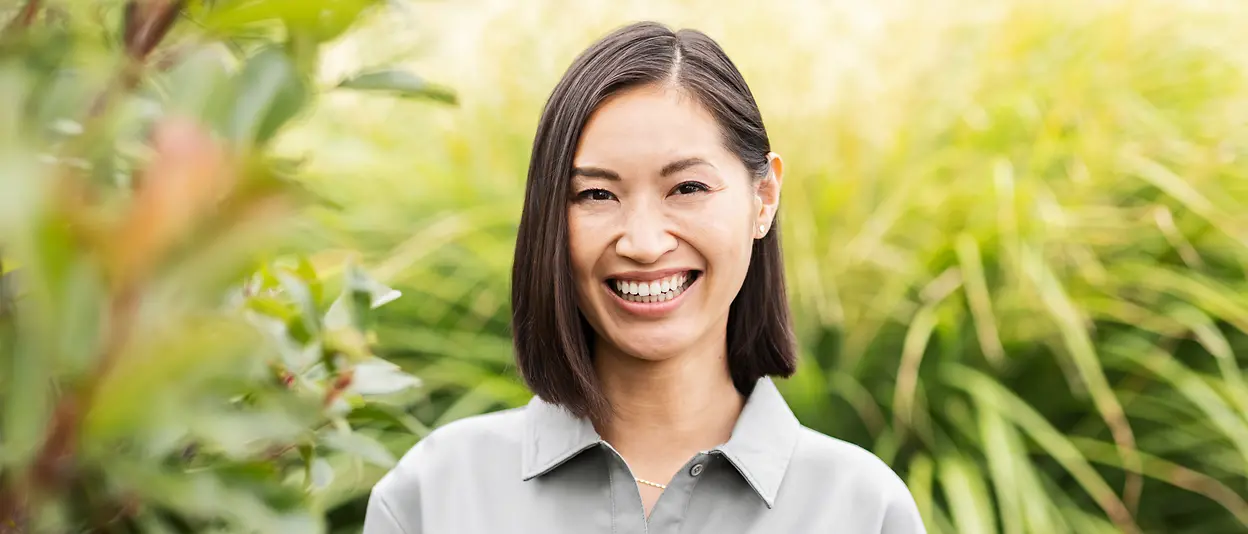 Donna sorridente in un giardino