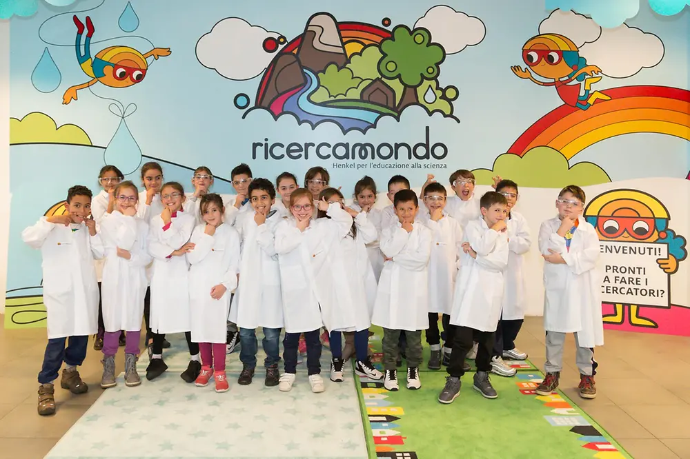 Bambini della scuola primaria che partecipano a Ricercamondo