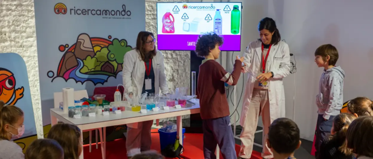 Esperimenti Ricercamondo durante festival della scienza