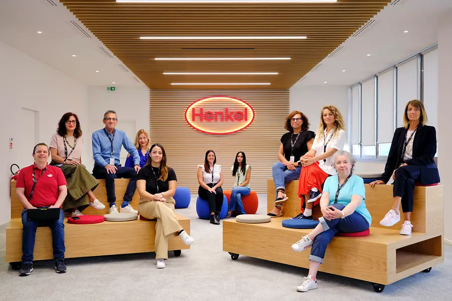 Henkel Italia, sala Agorà con persone