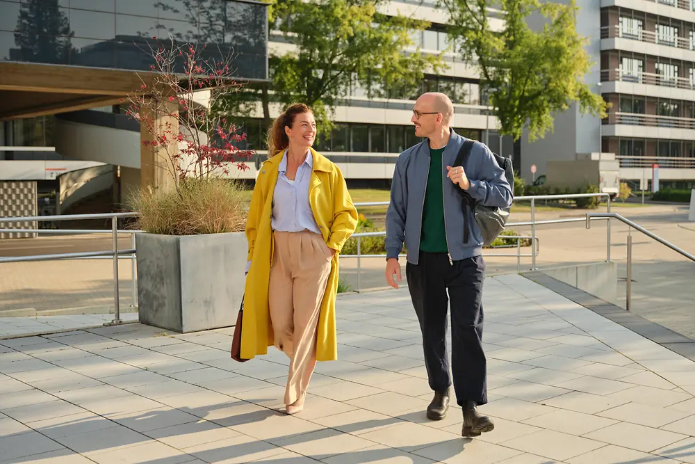 donna e uomo che camminano davanti alla sede Henkel