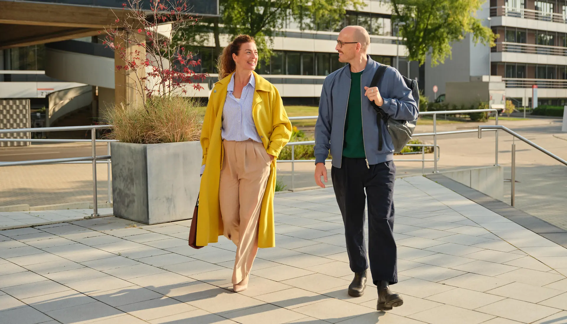 una donna e un uomo passeggiano