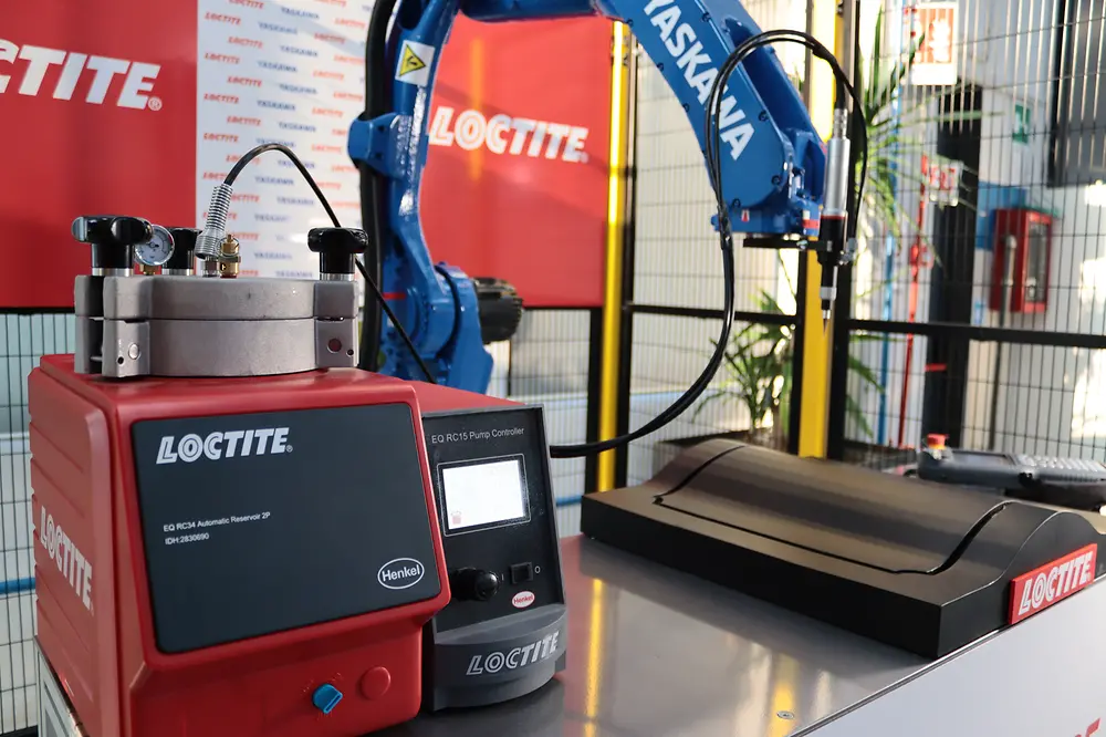 Combinazione sistemi di dosaggio LOCTITE e robot Yaskawa per l'incollaggio industriale